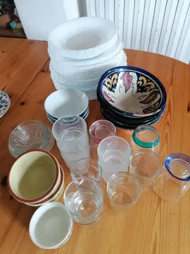 Lot de vaisselle, assiettes arcopal blanches et des bols, verres...