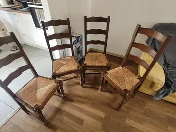 table en bois avec 6 chaises