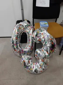 Ballons chiffre 3 et 0 et une couronne