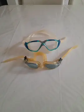 2 paires de lunettes de piscine.
