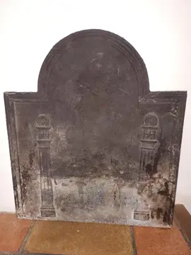ancienne plaque de cheminée en fonte