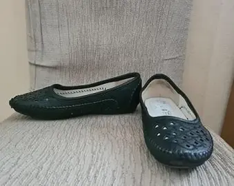 Chaussures femme noires, style mocassin, dessus ajouré, T.37 mais taille plus grand