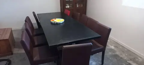 Urgent : donne table avec rallonge + 10 chaises