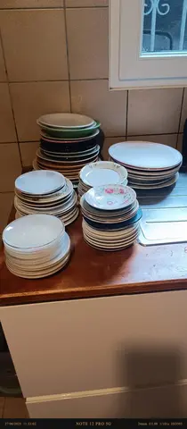 lot d'assiettes et de sous tasses