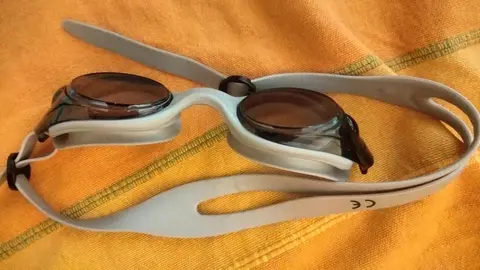 donne lunettes piscine