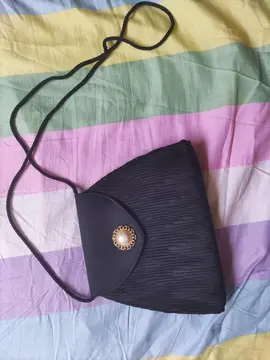 petit sac à main satiné.