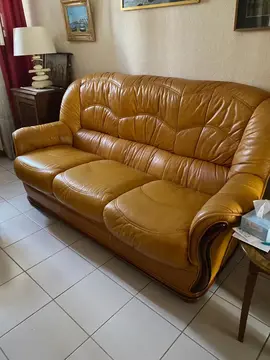 Donne canapé et deux fauteuils cuir, 190x90x100 et 90x90x100 pour les fauteuils.