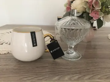 une tasse et un verre