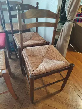 chaise et tabouret en bas
