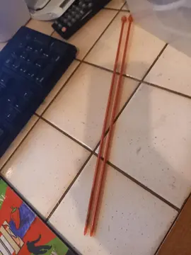 aiguille a tricoter en plastique et métal