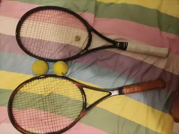 deux raquettes différentes+ 2 balles.