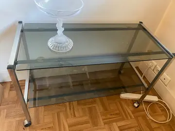 table Basse TV en verre à roulettes