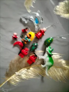 divers objets à suspendre et animaux