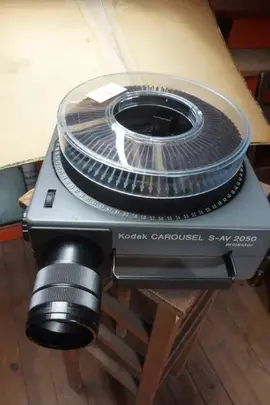 ensemble projecteur diapos CAROUSEL SAV2050 (Kodak) + 13 boites SAV2000 de 80 diapos