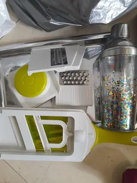 mandoline, chaker et plateau en plastique