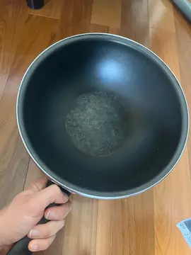 gros wok fond légèrement abîmé