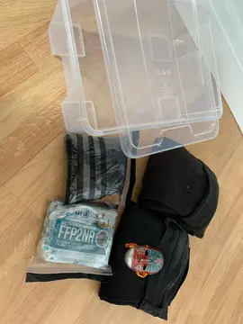 Lot d'objets de rangement et de vetements