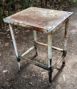 robuste petite table en fer