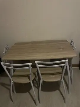 tables en bois + 4 chaises + fauteuil + bureau