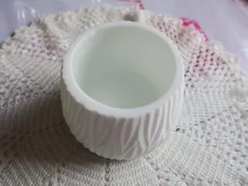 Petit PHOTOPHORE en céramique blanche à motif strié.