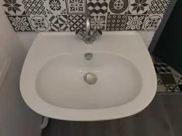 lavabo avec sa robinetterie