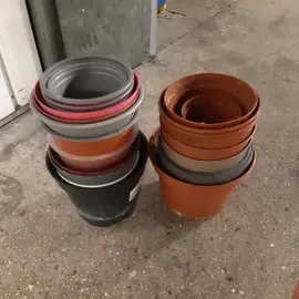 Lot de pots en plastique