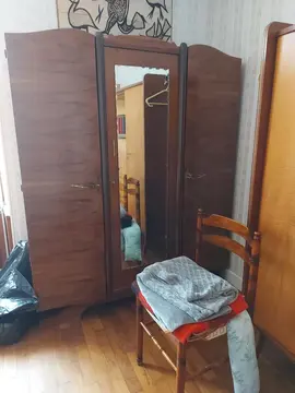 Armoire avec étagères et porte vitrée