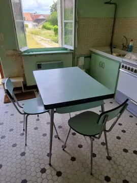Table formica + 3 chaises