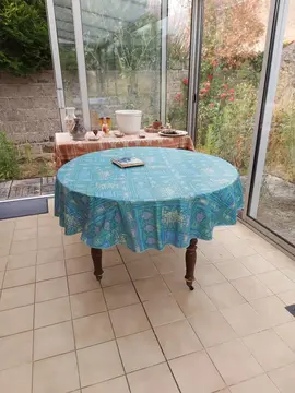 Table ronde en bois sur roulettes
