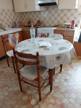 Table de cuisine ronde avec ses 4 chaises