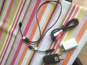 donne plusieurs accessoires multimédia