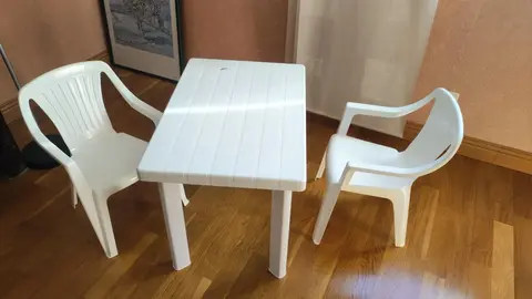 petite table et deux chaises pour enfants