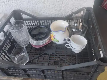 lot vaisselle dépareillé avec cagette