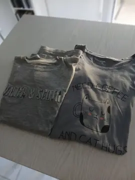deux tee-shirts l'un XL et l'autre M