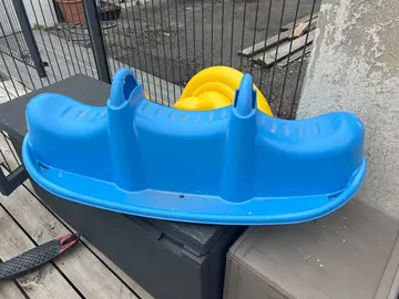 petite balancelle en plastique bleu, enfants
