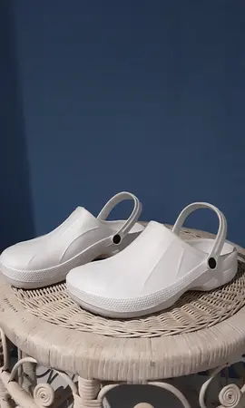 Sabots de plastique blancs jamais portés pointure 41