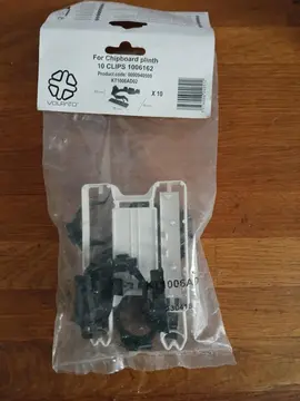 Clips pour plinthes en panneaux de particule