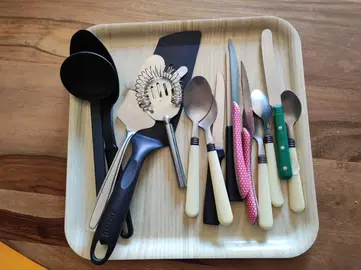Plateau + lot de couverts variés