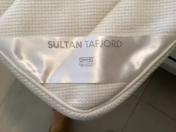 Nous donnons un surmatelas ikéa 180x200 en très bon état.
