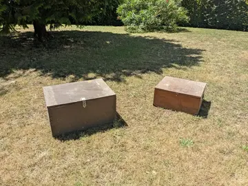Deux caisses en bois