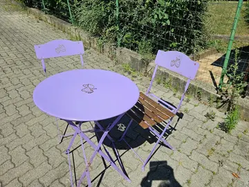 table d'appoint en ferraille avec 2 chaises