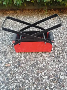 petite presse pour fabriquer des briquettes avec du papier journal pour la cheminée