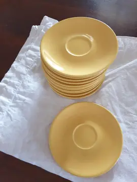 12 petites assiettes jaunes