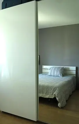Cause déménagement, je donne : Armoire laqué blanc, marque Alinéa et un lit