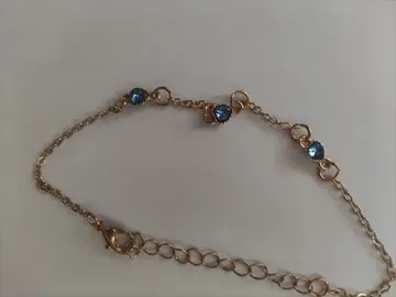 gourmette ajustable. petites pierres bleues.