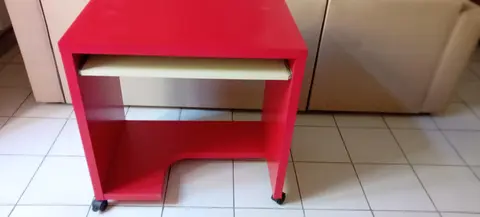 Bureau et chaise rouges