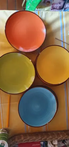 assiettes en couleur
