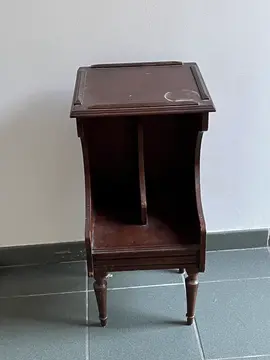Petite table en bois (table de chevet ou d’appoint)