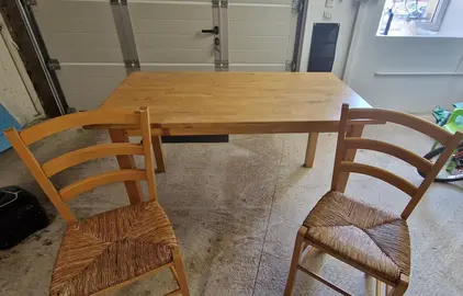 Table en pin + 2 chaises