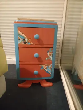 tables de nuit, petite commode, tête et pied de lit en petit velours vert, sommier à lattes